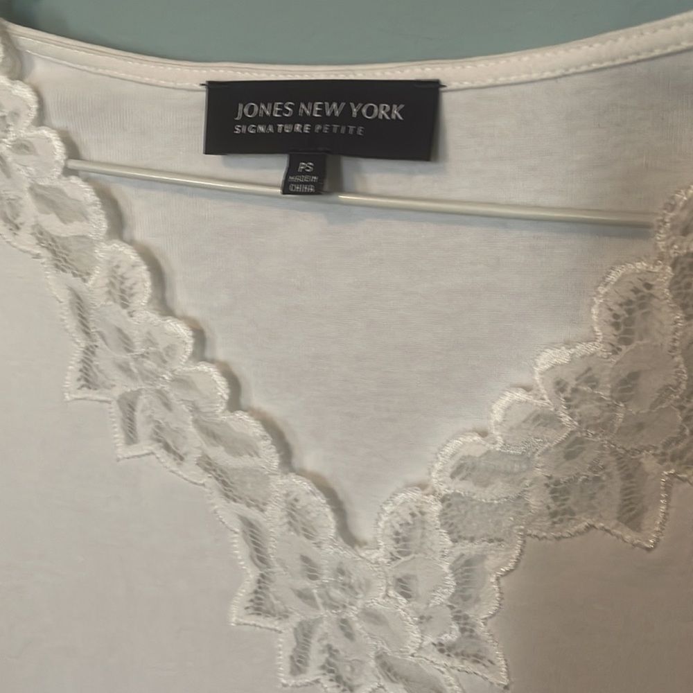 Bundle (3) New York Signature Petite Lace V-Neck Tops - PP-Good Condition - Picture 2 of 11